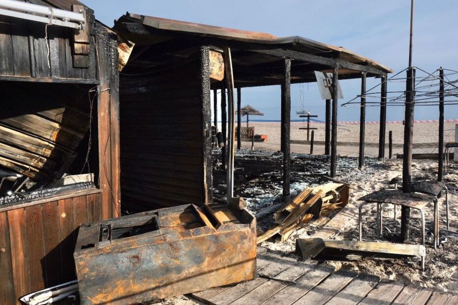 Incêndio destrói bar na praia do Ouro em Sesimbra