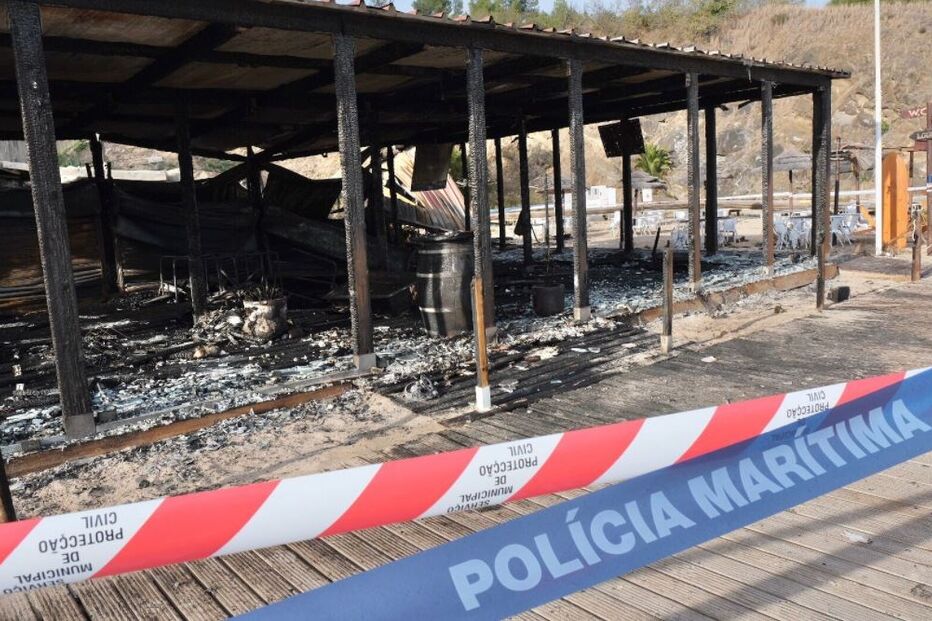 Incêndio destrói bar na praia do Ouro em Sesimbra