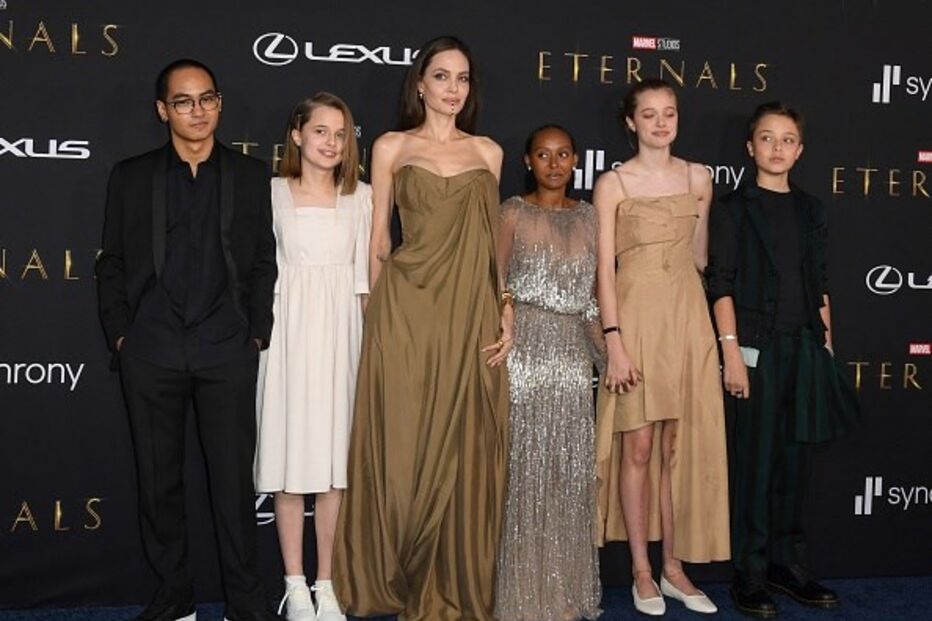Filhos de Angelina Jolie marcaram presença na estreia de ‘Eternals’ juntamente com a mãe.