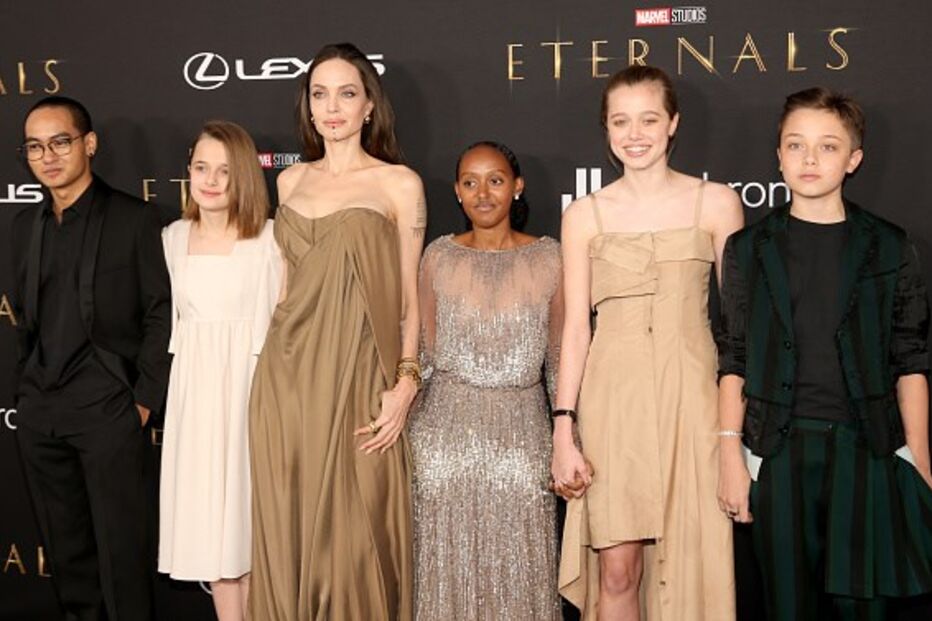 Filhos de Angelina Jolie marcaram presença na estreia de ‘Eternals’ juntamente com a mãe.