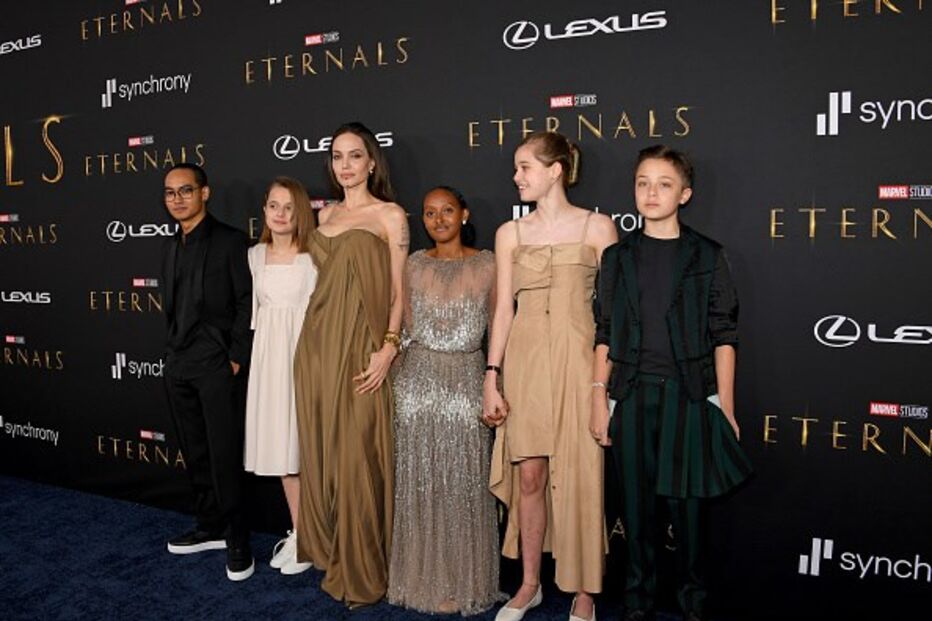 Filhos de Angelina Jolie marcaram presença na estreia de ‘Eternals’ juntamente com a mãe.