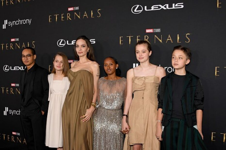 Filhos de Angelina Jolie marcaram presença na estreia de ‘Eternals’ juntamente com a mãe.