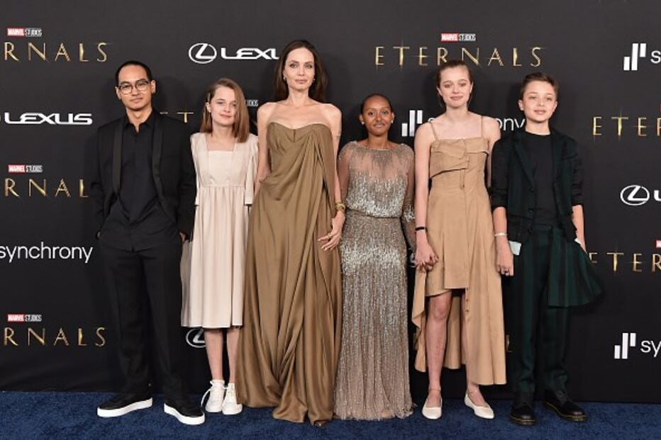 Filhos de Angelina Jolie marcaram presença na estreia de ‘Eternals’ juntamente com a mãe.
