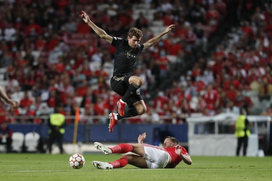 Thomas Muller do Bayern em ação sobre Jan Vertonghen do Benfica