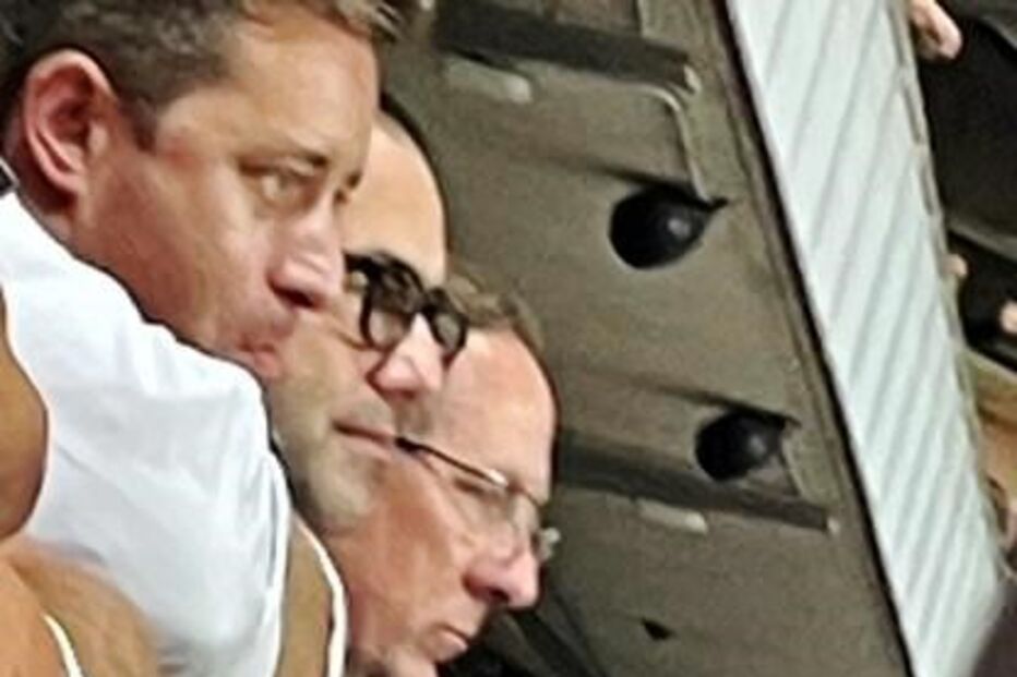 John Textor assiste ao jogo entre o Benfica e o Bayern no Estádio da Luz