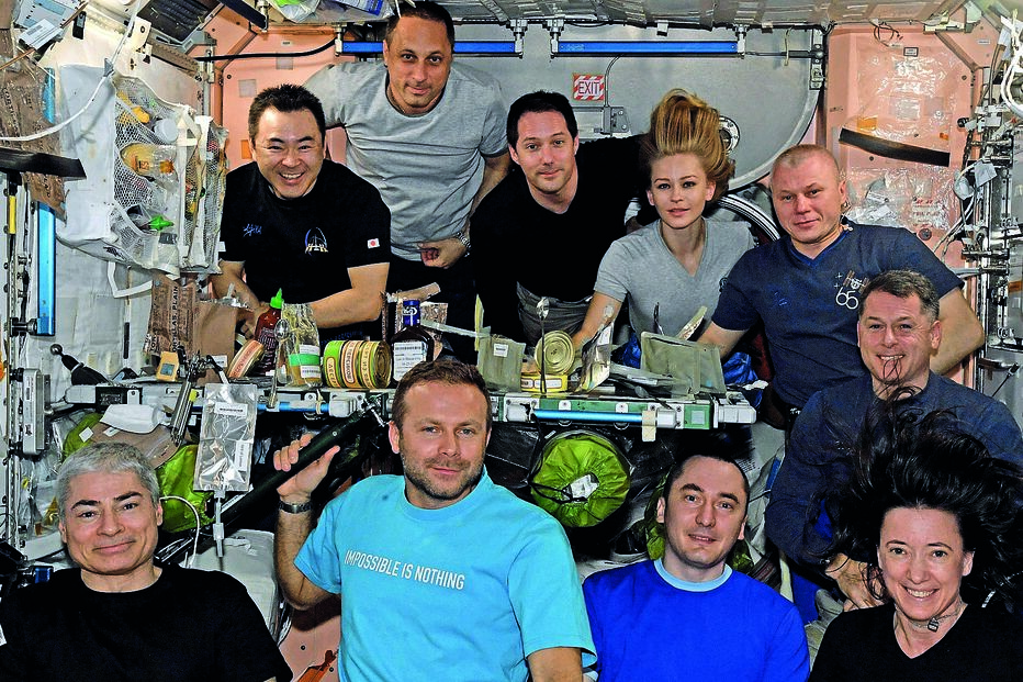 A equipa de filmagens esteve 12 dias na Estação Espacial Internacional e fez um total de 30 horas de gravações 