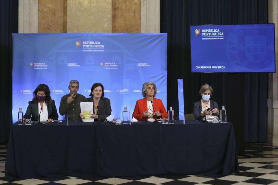 A ministra de Estado e da Presidência, Mariana Vieira da Silva (2-E), a ministra da Saúde, Marta Temido (D), a ministra do Trabalho, Solidariedade e Segurança Social, Ana Mendes Godinho (E), e a ministra da Cultura, Graça Fonseca (2-D), no final do Conselho de Ministros