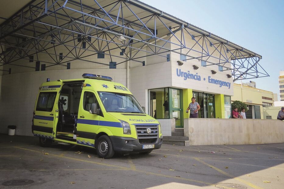 Vítima de acidente morre após quatro horas sem vigilância médica na urgência de Faro