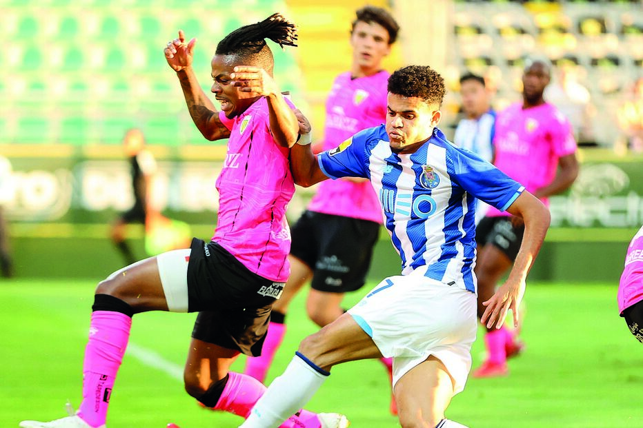 Luis Díaz tenta criar perigo para a baliza do Tondela, enfrentando a oposição de Murillo