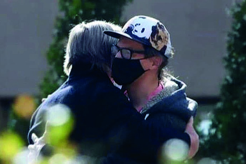 Alec Baldwin  caminha visivelmente  abatido com Matthew, viúvo de Halyna Hutchins, e o filho de ambos, de 9 anos 