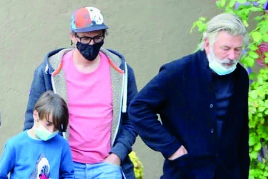 Alec Baldwin  caminha visivelmente  abatido com Matthew, viúvo de Halyna Hutchins, e o filho de ambos, de 9 anos 
