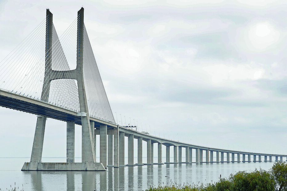Ponte Vasco da Gama contou  com 3300  trabalhadores  na obra e foi  inaugurada  a 29 de março  de 1998