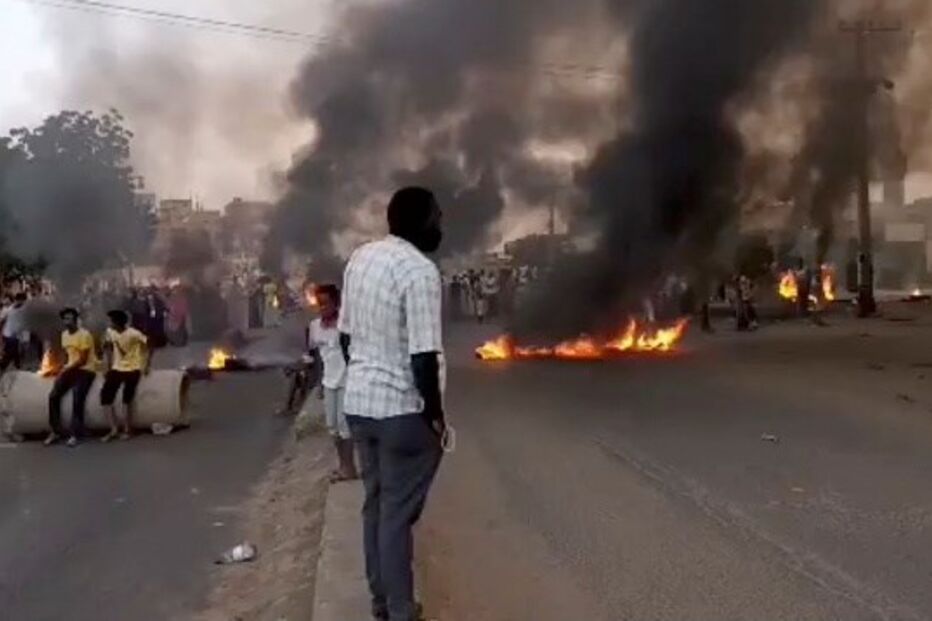 Pessoas juntam-se na rua no Sudão na sequência de relatos de um golpe de estado
