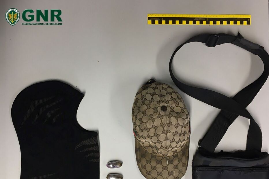 Rapaz de 14 anos apanhado pela GNR armado e com droga no Monte da Caparica