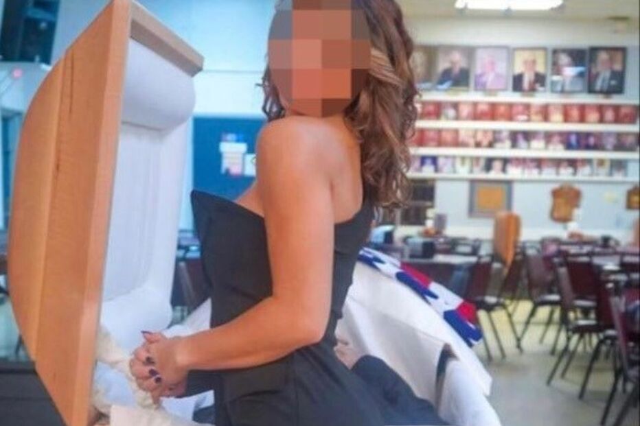 Influencer arrasada por publicar foto em pose sensual junto ao caixão do pai