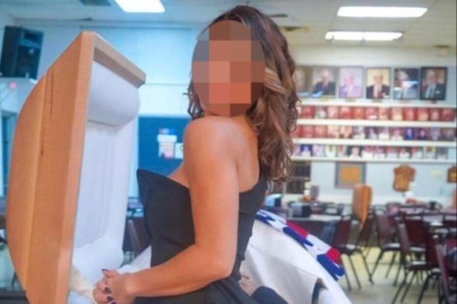 Influencer arrasada por publicar foto em pose sensual junto ao caixão do pai