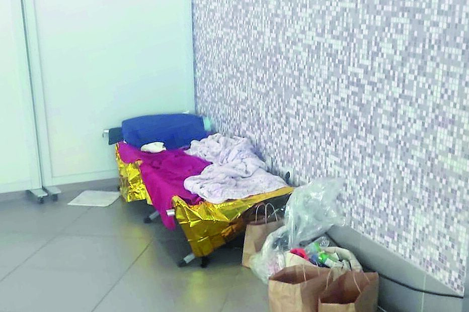 Roupa da família marroquina e outros objetos pessoais no aeroporto de Lisboa