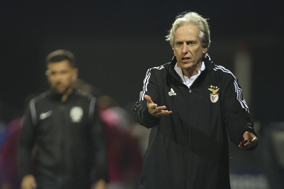 Jesus assume alterações no onze na visita 