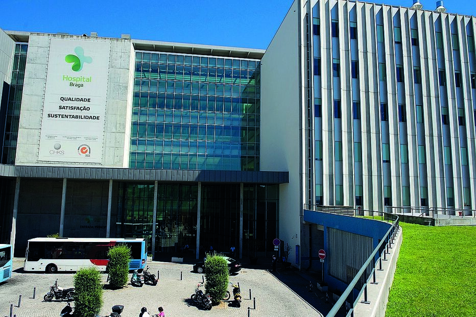 Clínicos alegam dificuldades de toda a ordem e apontam, por exemplo, falta de papel e de envelopes para poderem dar alta hospitalar aos doentes internados 