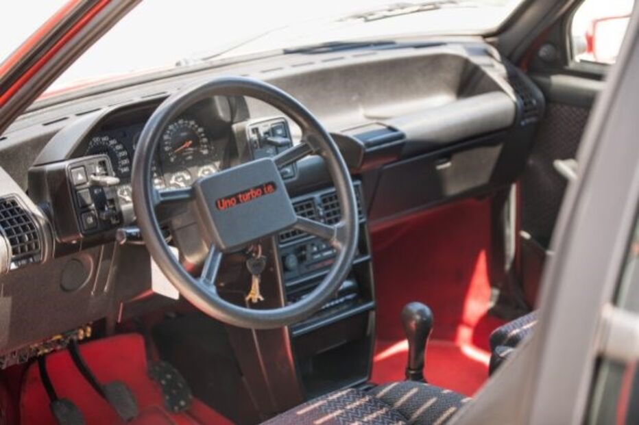 Fiat Uno português de 1988 vendido por mais de 14 mil euros nos EUA