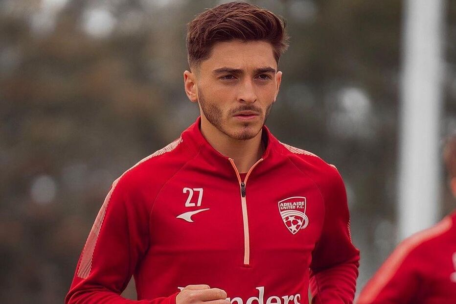 Josh Cavallo tem 21 anos  e joga na  Austrália