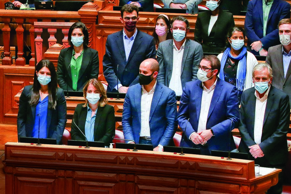 Deputados do Bloco de Esquerda e do PCP no momento em que votaram contra o Orçamento
