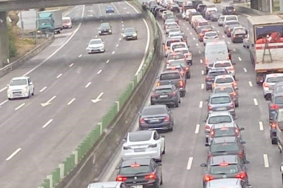 Acidente provoca longas filas na A1, junto às portagens de Alverca 