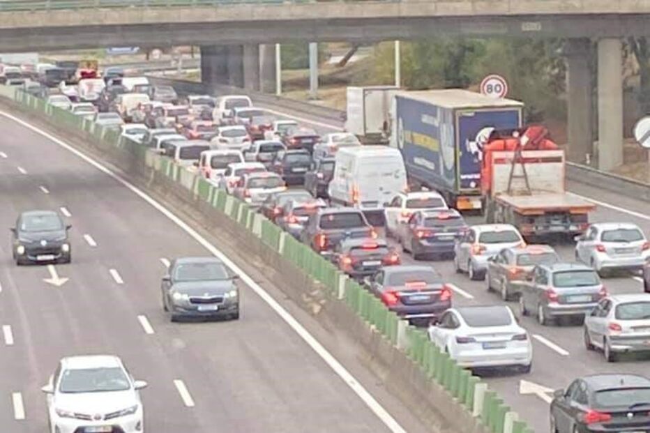 Acidente provoca longas filas na A1, junto às portagens de Alverca 