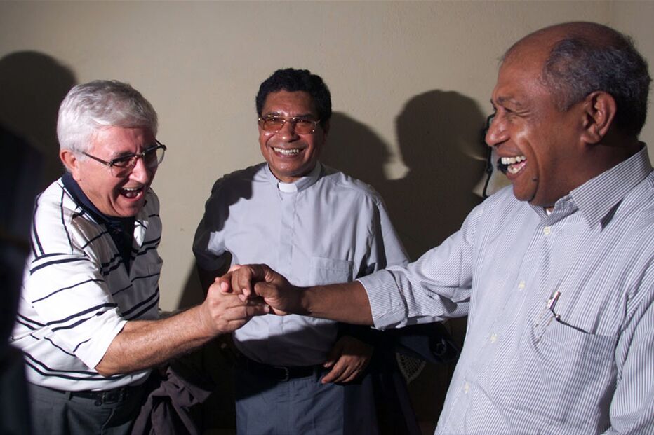 Bispo Carlos Belo (C), Victor Melicias, Alto Comissário de Portugal para Timor Leste (E) e Bishop Basilio Do Nascimento, bispo da segunda maior cidade de Timor-Leste