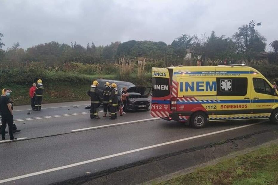 feridos, colisão, carros, Maia