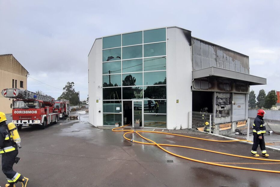 Bombeiros combatem chamas em empresa de produtos químicos de Leiria