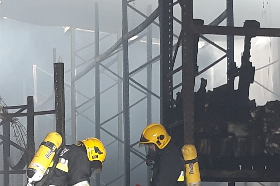 Bombeiros, chamas, incêndio, fábrica, Leiria