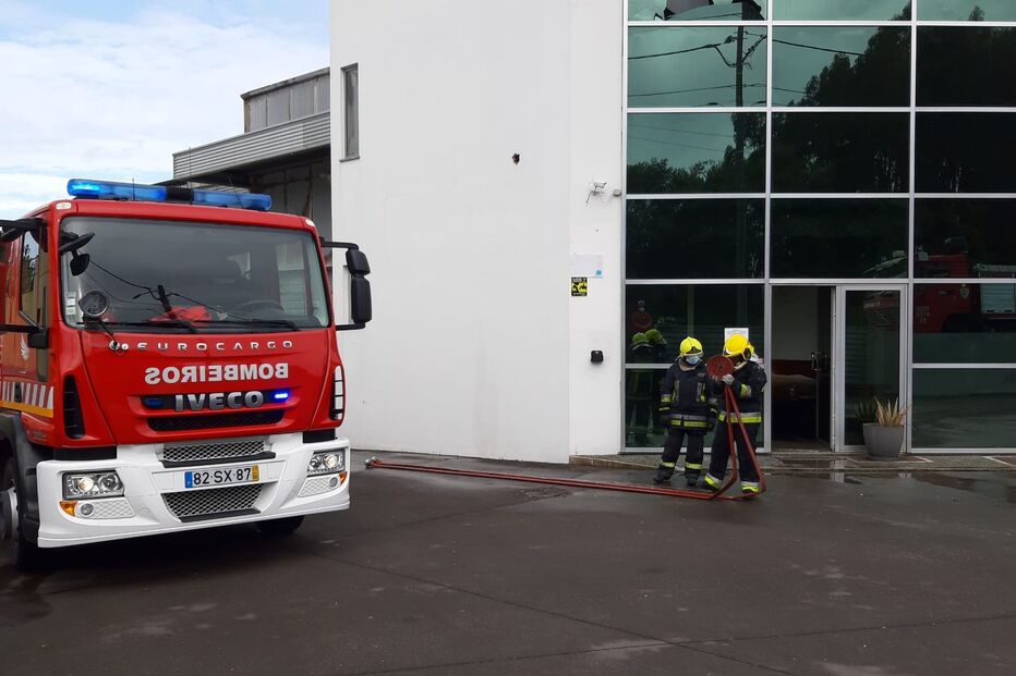Bombeiros, chamas, incêndio, fábrica, Leiria