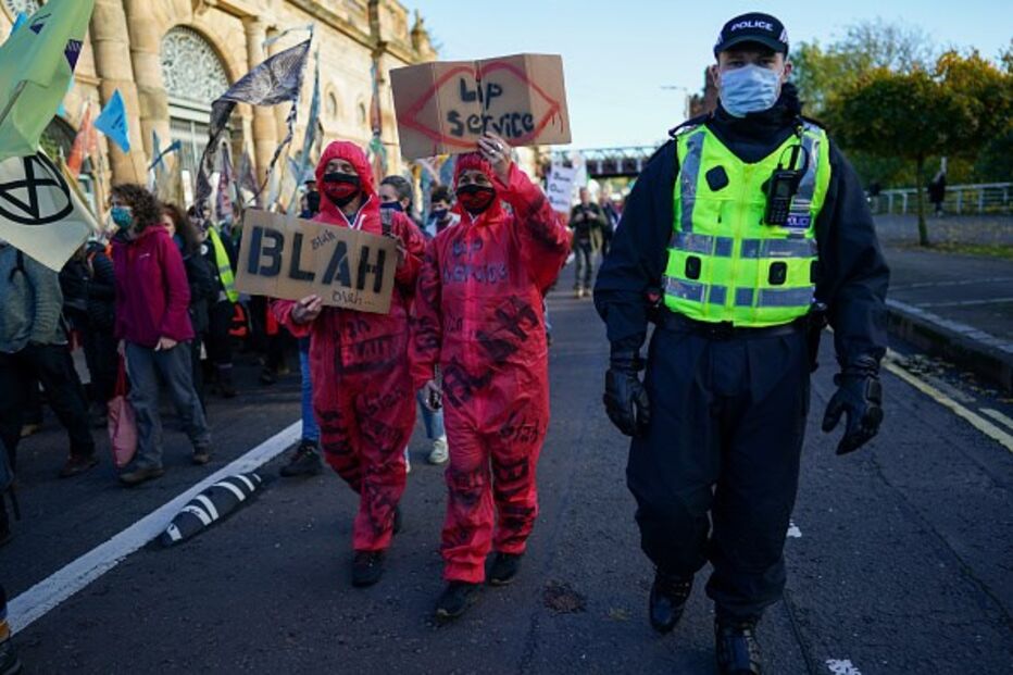Centenas de ativistas concentram-se em Glasgow para pressionar os líderes mundiais a agir