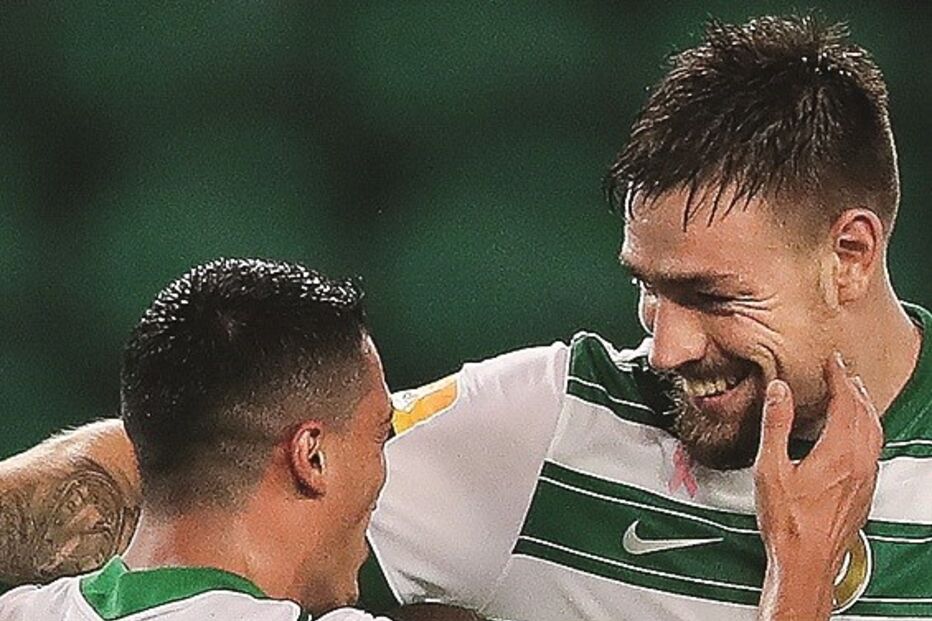 Coates saudado por Porro, após o lance do 1-0