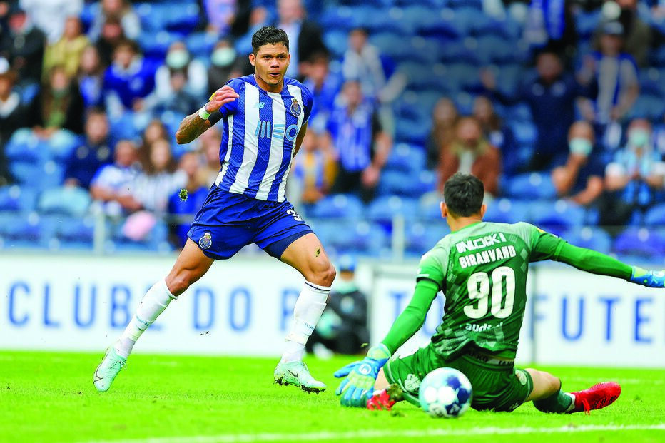 Evanilson bisou no jogo de sábado. Este é o lance do seu primeiro golo (2-1), no qual não deu chances a Alireza 