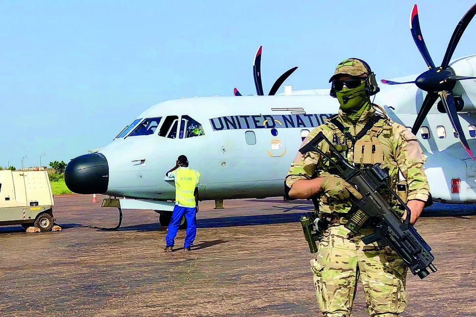 Aeronave C295 anda com militares lusos fortemente armados para proteção das tripulações e avião, sempre em risco 