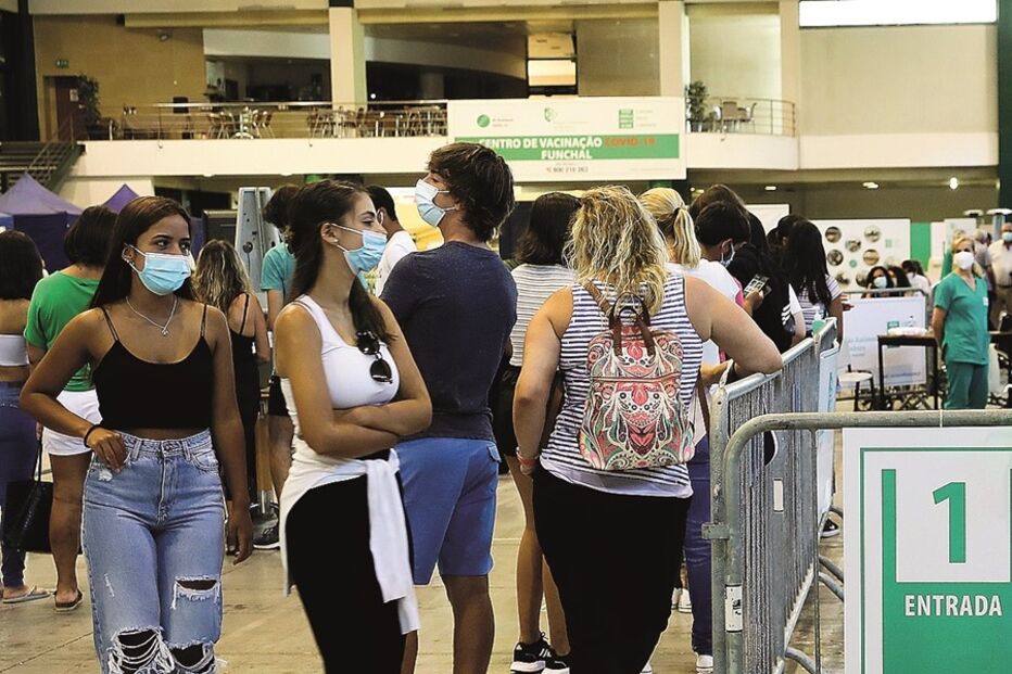 696 mil jovens dos 18 aos 24 anos têm a vacinação completa