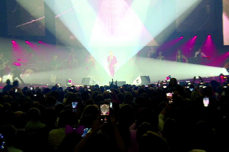 Recinto esgotado para assistir ao evento 