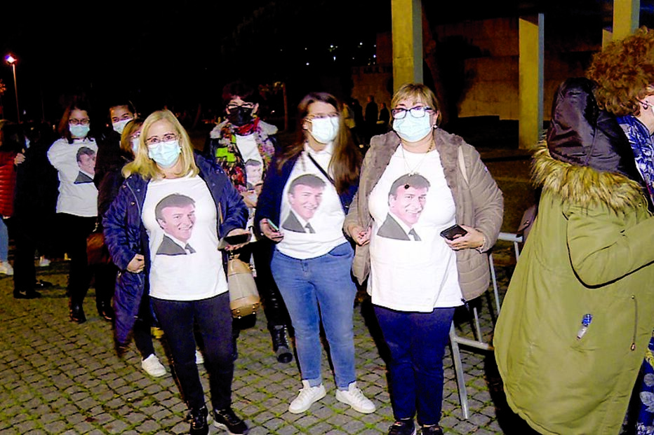 Fãs na fila de entrada