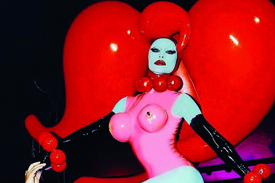 A atriz brasileira Sabrina Sato com fantasia sedutora