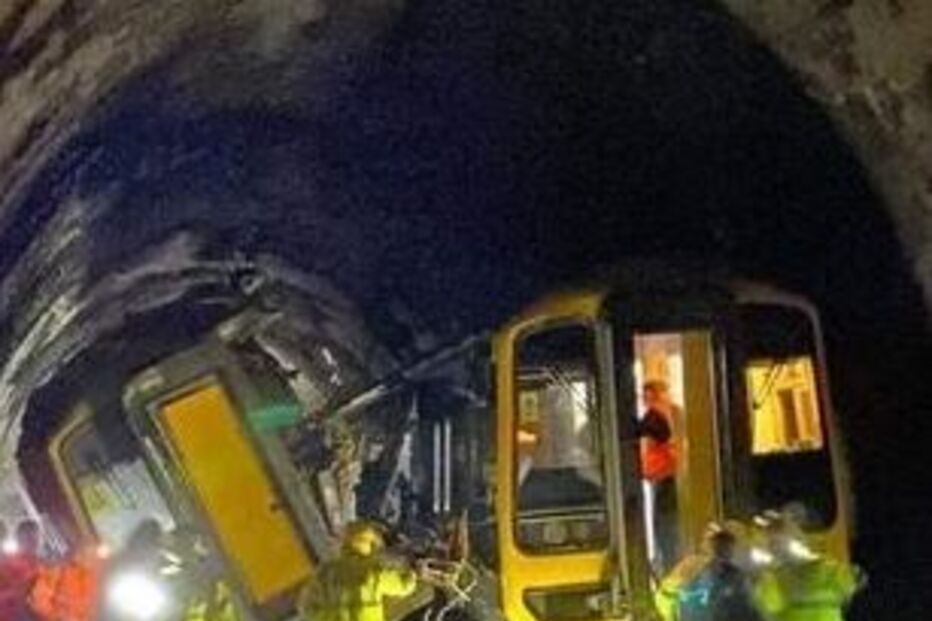 Dois comboios colidem frontalmente na cidade inglesa de Salisbury. Vários passageiros feridos