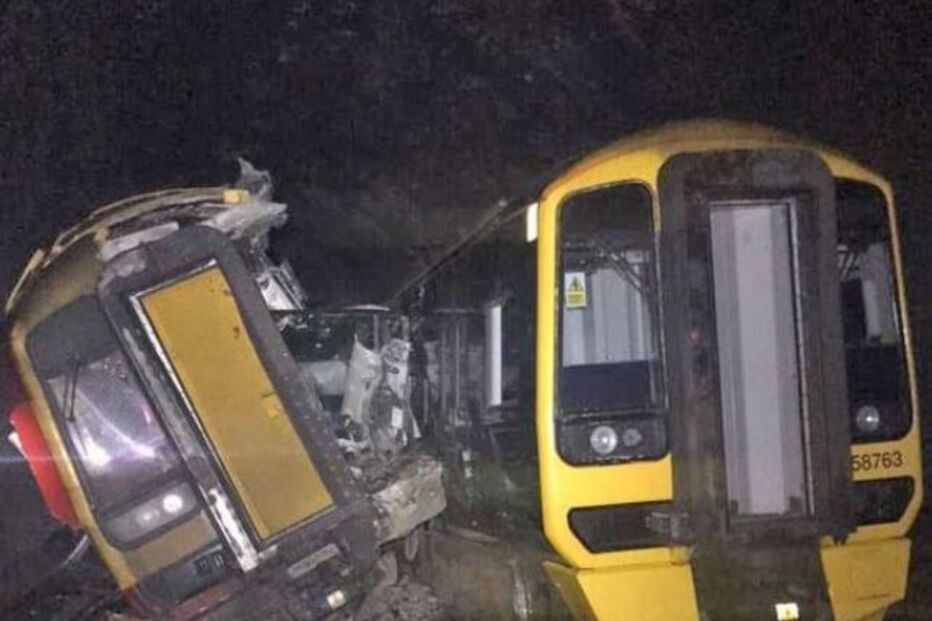 Dois comboios colidem frontalmente na cidade inglesa de Salisbury. Vários passageiros feridos