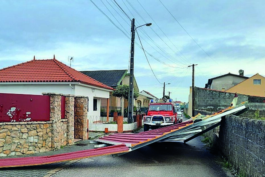 Temporal provocou a queda de uma estrutura na Marinha Grande 