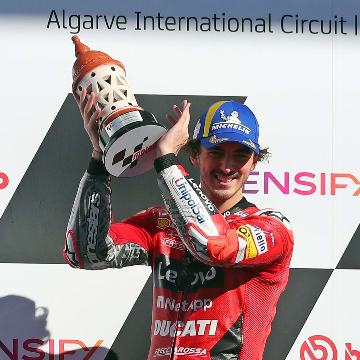 Bagnaia controla corrida e conquista vitória em GP acidentado na