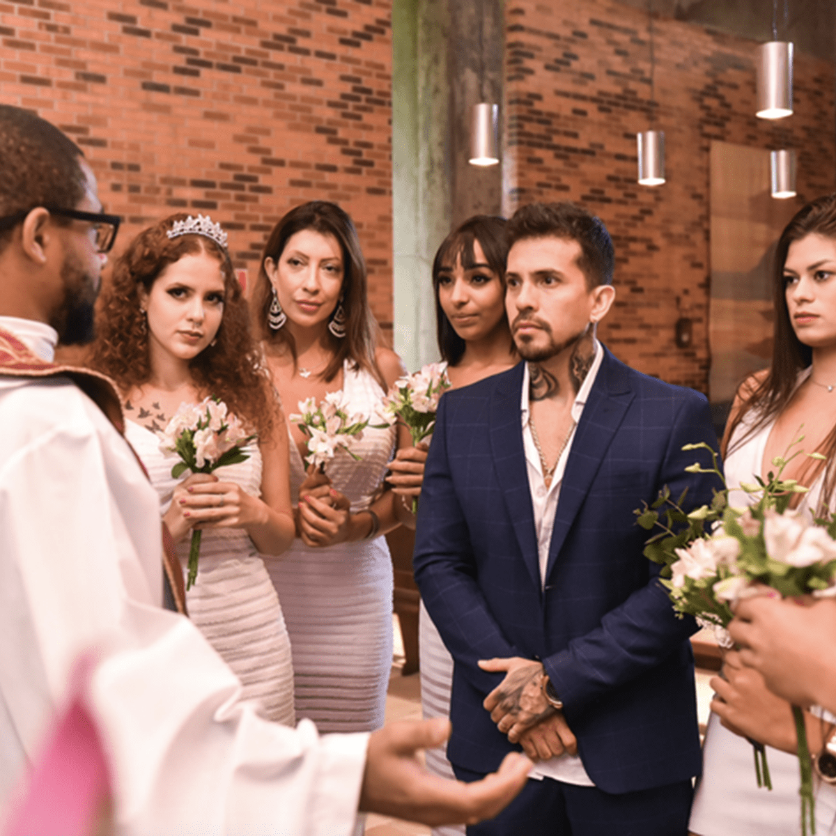 Ator porno casa com nove mulheres em igreja católica para celebrar o amor livre - Atualidade foto