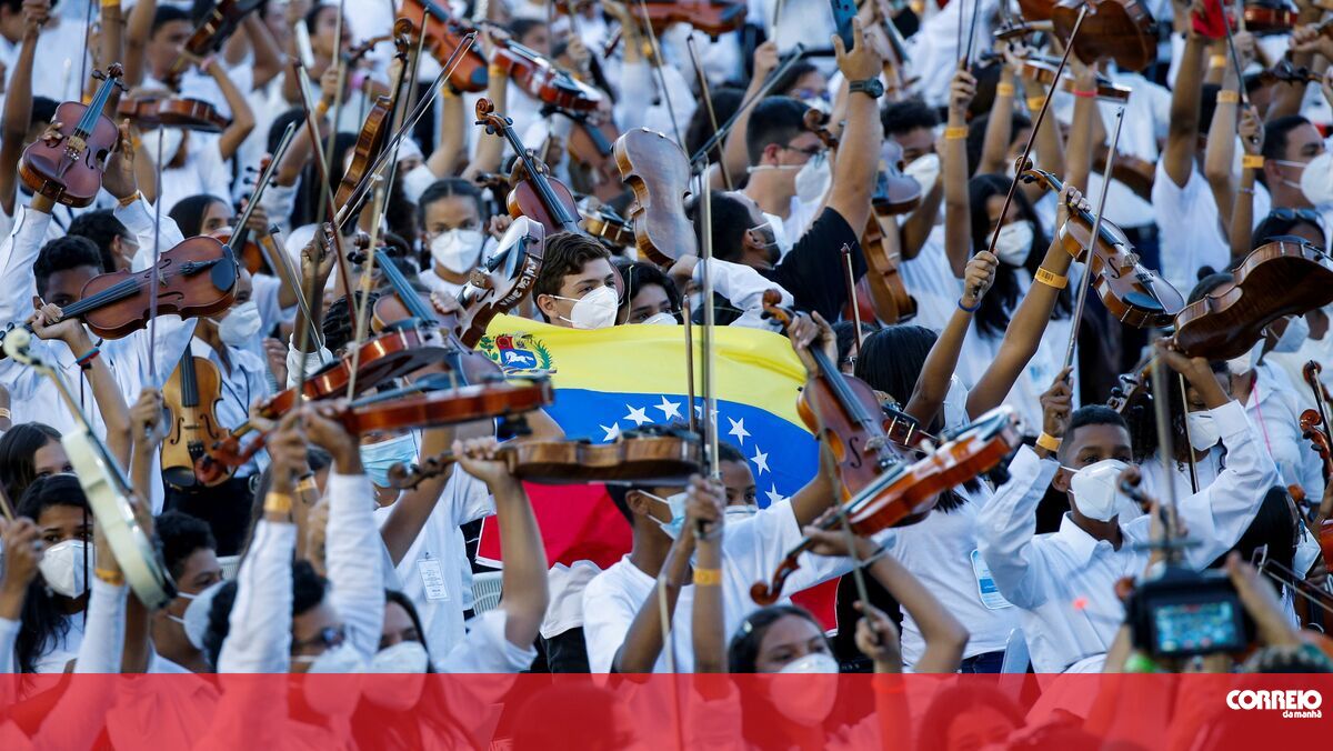 Venezuela bate recorde do Guinness com maior orquestra do mundo - Mundo ...