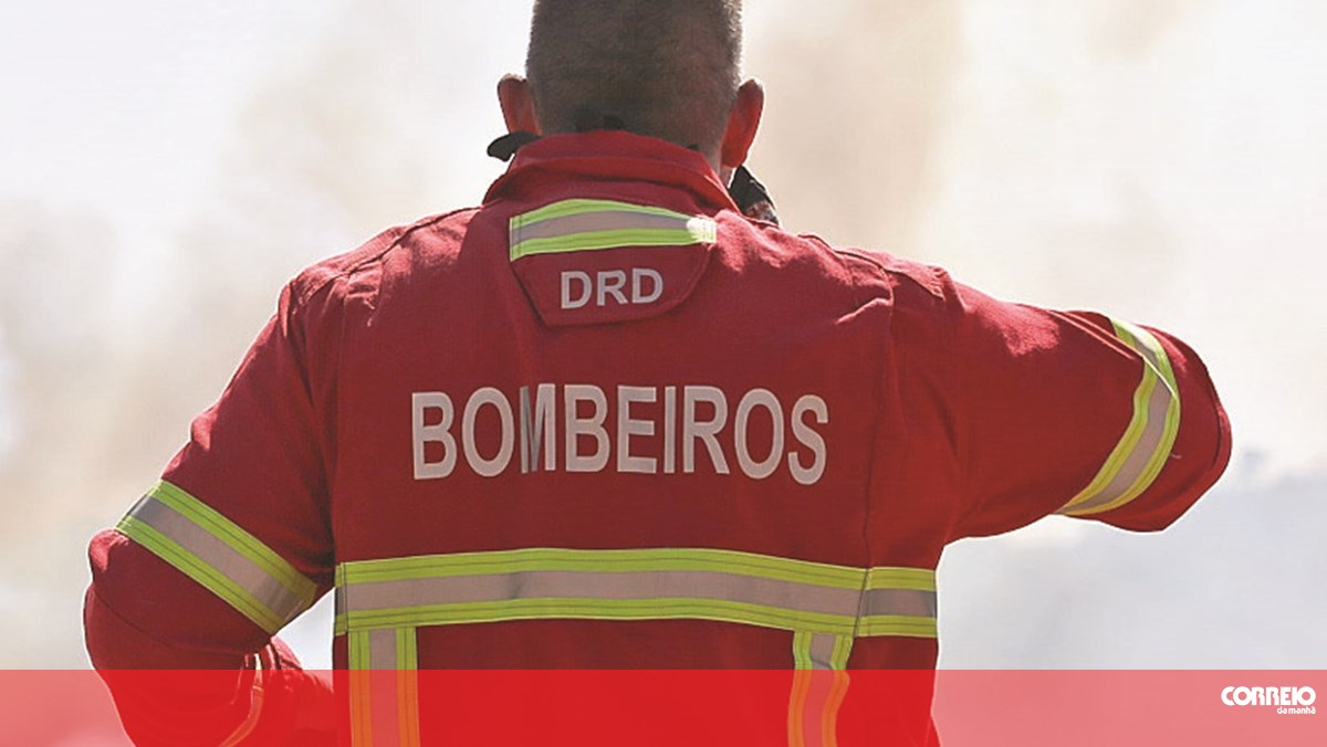 Quatro meios aéreos combatem incêndio no campo militar de Santa Margarida em Constância – Portugal