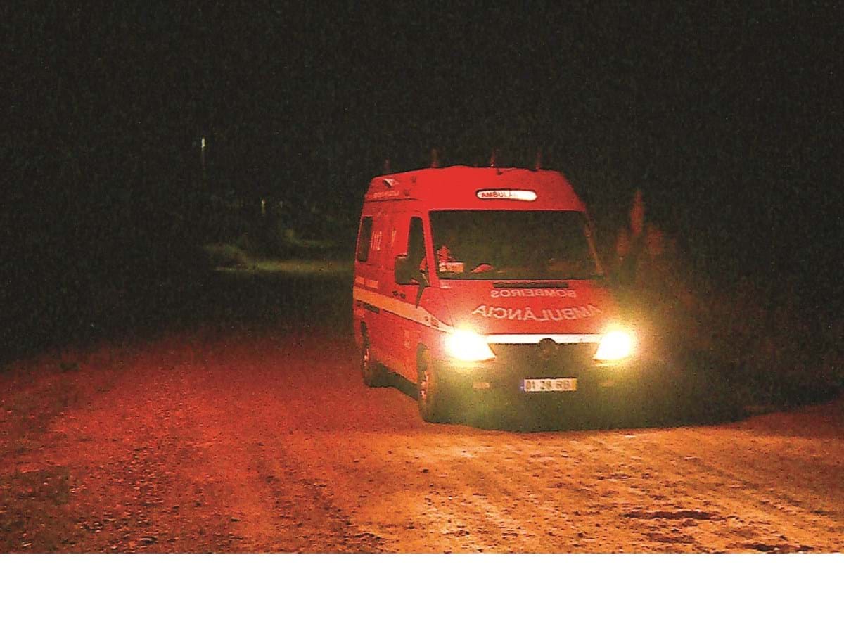 Criança de 7 anos fica ferida após colisão frontal sobre ponte em