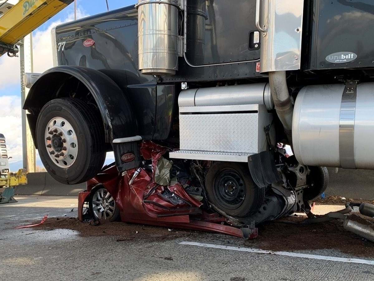 Camião esmaga carro e condutora sobrevive com ferimentos ligeiros - Mundo